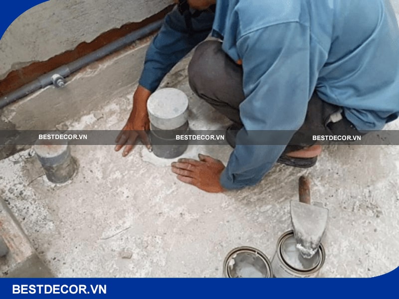 Dùng vữa chống thấm lỗ khoan sàn